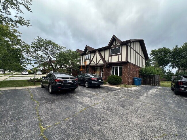 Building Photo - 711 Wellington Dr