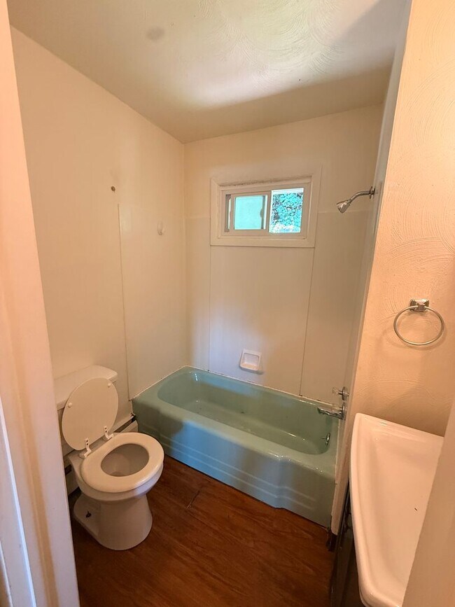 Building Photo - 2 Bedroom 1 Bathroom Apartment For Rent!
