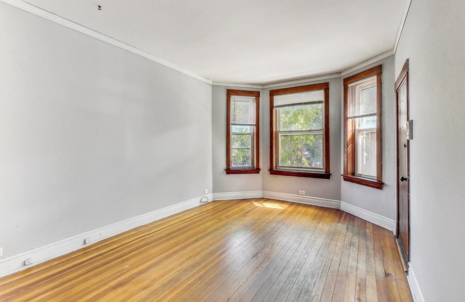 Living Room - 2554 W Winnemac Ave
