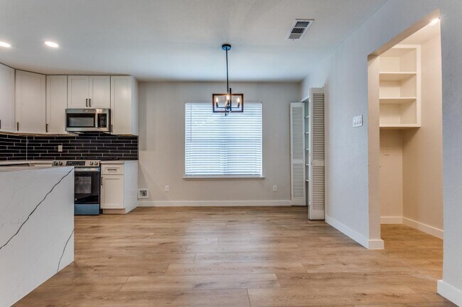Building Photo - 4825 Cloverdale Ln
