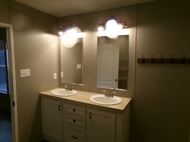 Building Photo - Country Living