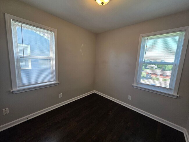Building Photo - 2 Bed Duplex Near Downtown Liberty & William Jewell!
