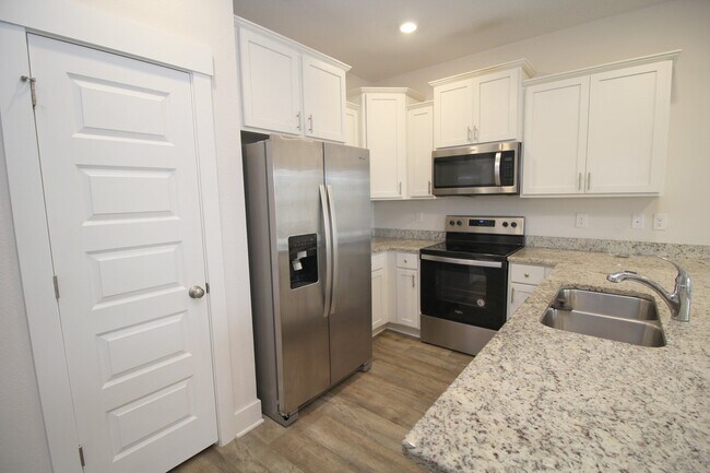 Building Photo - Don’t Miss This 3BR Townhome in North Pensacola — Garage, Modern Finishes, Community Pool & Easy ...