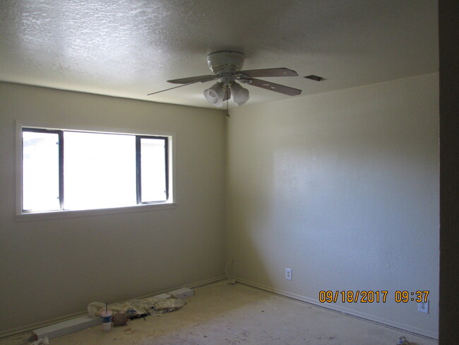 Building Photo - 2 bedroom, 2 baths, 1 car garge House