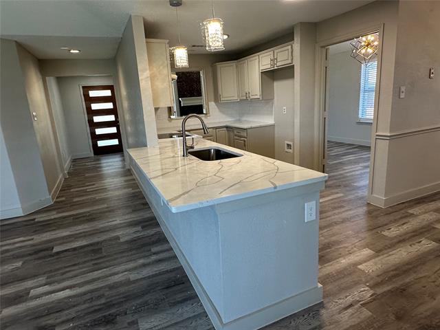 Building Photo - 1581 Glenmore Dr