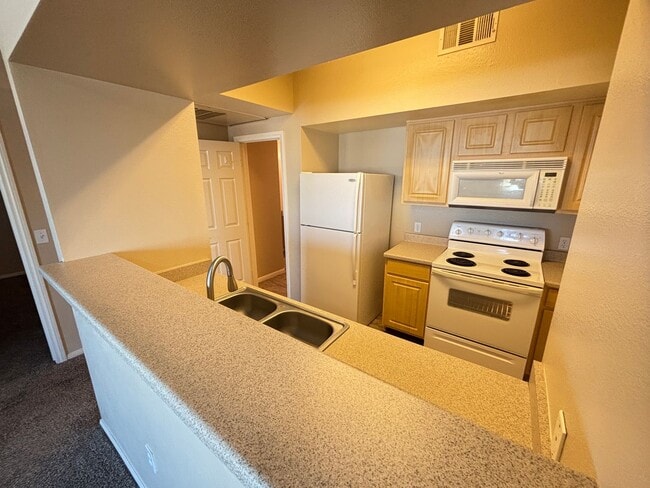 Building Photo - Beautiful 2 bedroom 2 bath condo
