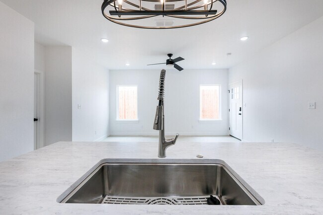 Building Photo - 1704 Elkhart Ave