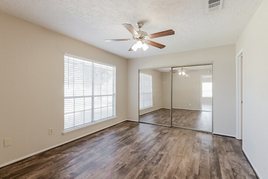 Building Photo - 2438 Autumn Springs Ln