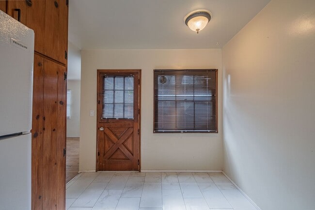 Building Photo - 1504 S Catalina Ave