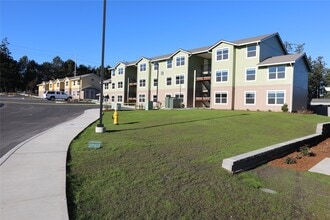 Building Photo - 900 N Oak Harbor St