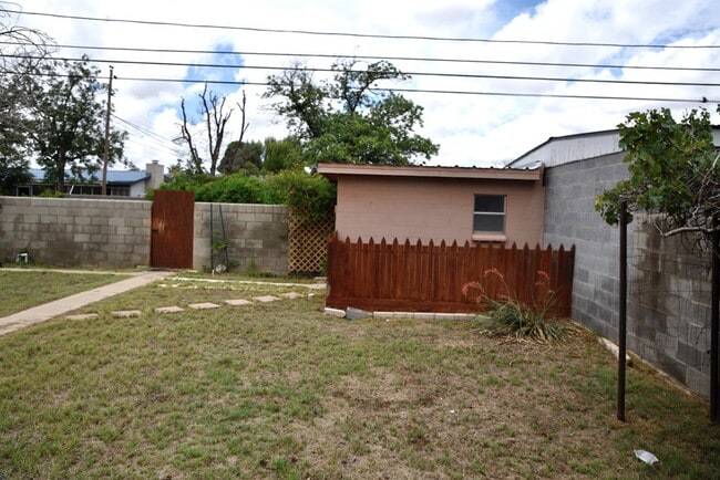 Building Photo - 1205 Royalty Ave