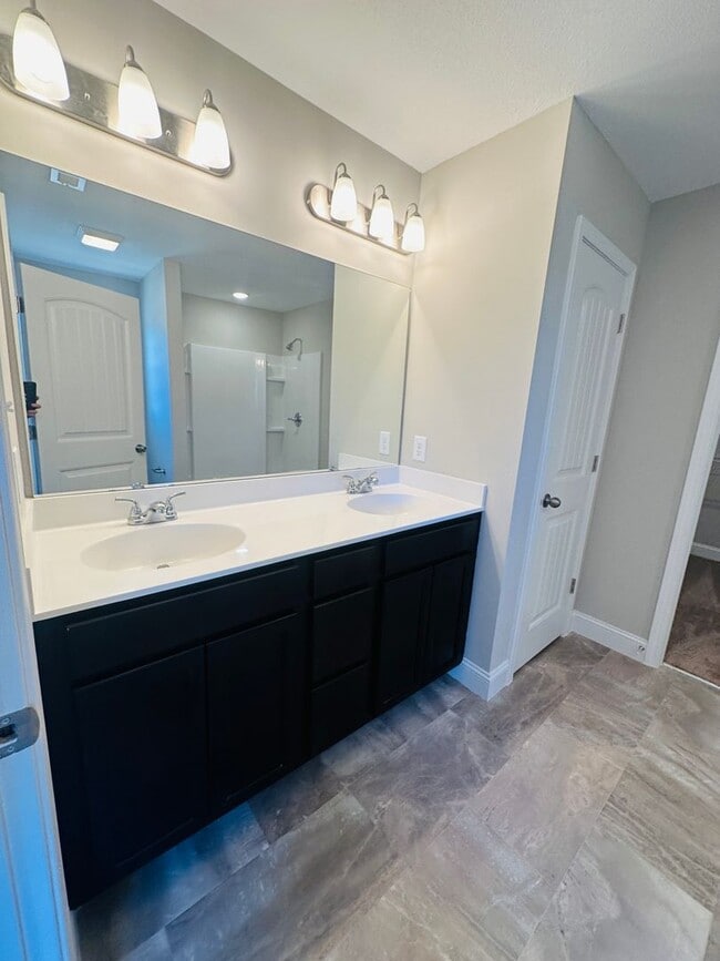 Building Photo - Beautiful Like-New 3 bed/2.5 bath w/ 2-car garage & fenced in backyard available June 24th!