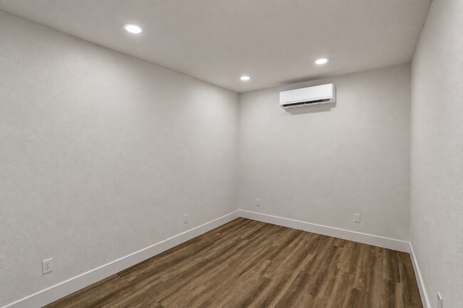 Building Photo - 8840 San Vicente Ave