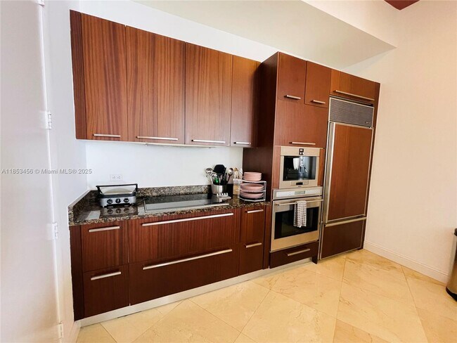 Building Photo - 16001 Collins Ave