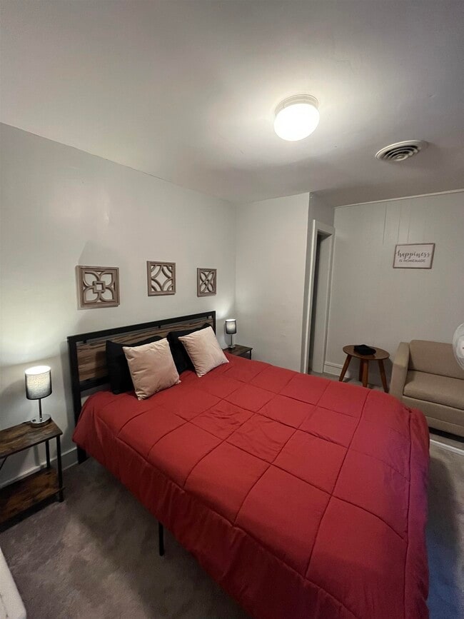 Building Photo - 486 Main St