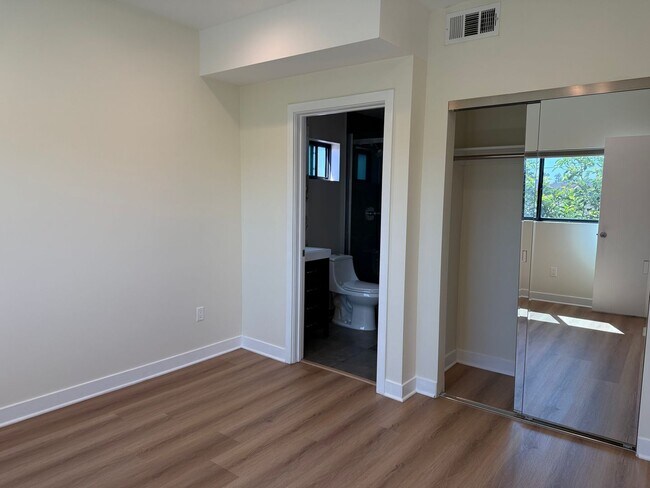 Building Photo - 2514 S Palm Grove Ave