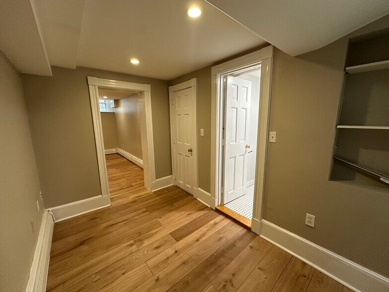 Building Photo - 61 Phillips St