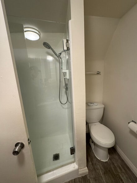 Building Photo - 4015 Crest Dr