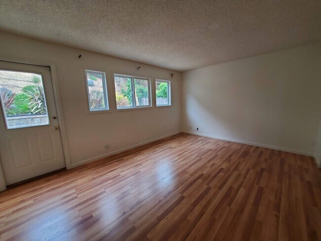 Building Photo - Mont Marin 4x3 home with bedroom suites on...