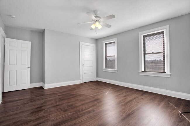 Building Photo - Updated 3 Bedroom 1 Bath with Off Street P...
