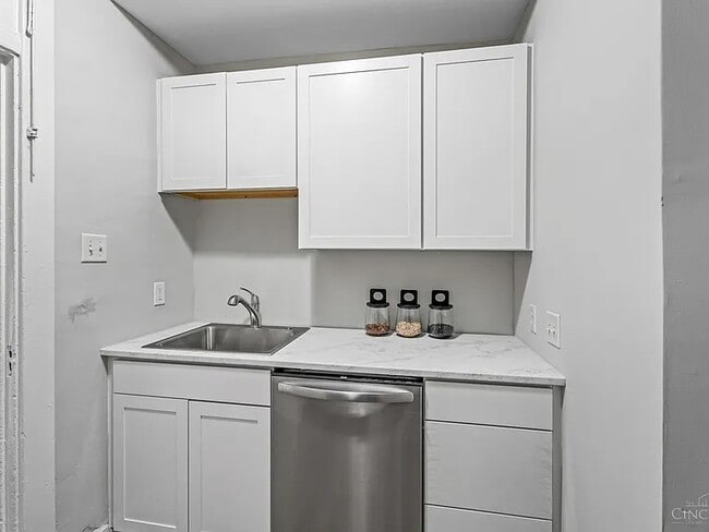 Building Photo - 3552 Woodburn Ave