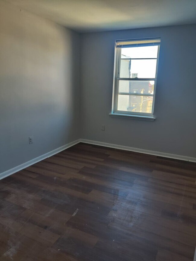 Building Photo - 922 Belmont Ave
