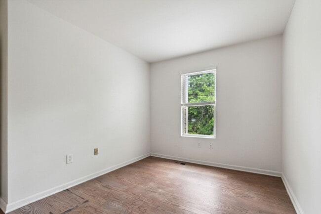 Building Photo - Really Cool, Spacious 3br Townhome with De...