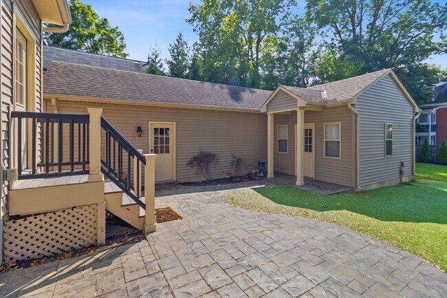 Building Photo - 3739 Hyde Park Ave