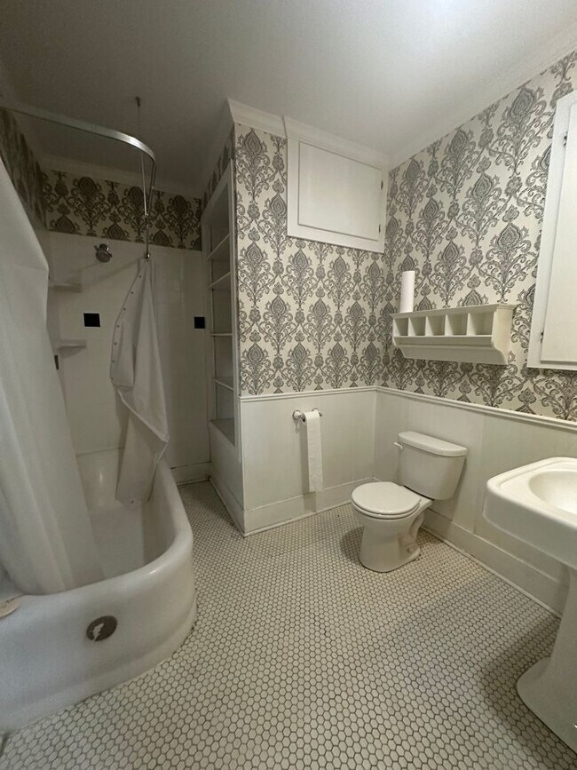 Building Photo - Gorgeous 4 Bedroom Home in South Highland