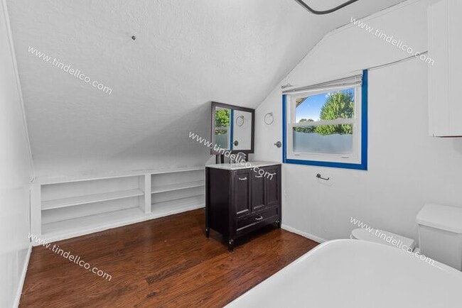 Building Photo - Charming 2-Bedroom + Bonus in University P...