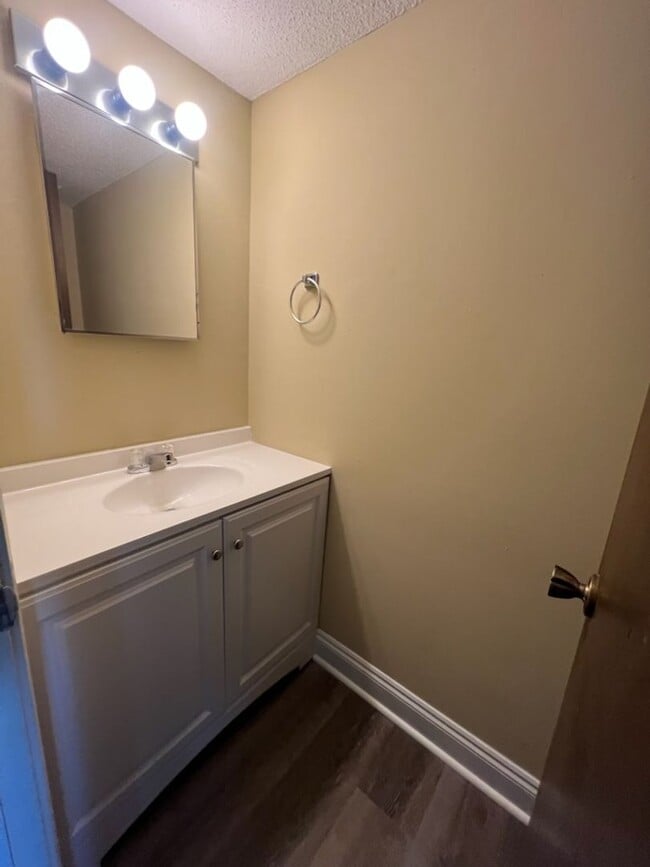 Building Photo - Renovated Townhouse