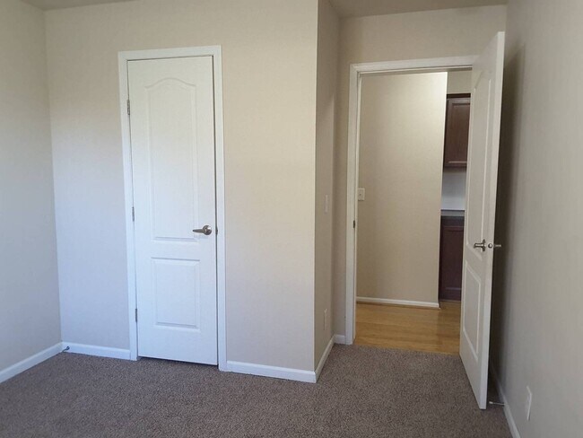 Building Photo - 3 Bedroom Single Family Home!