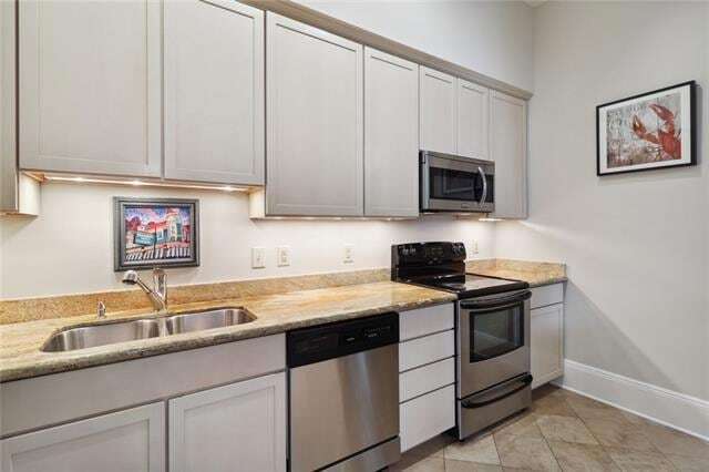 Building Photo - 7014 St Charles Ave