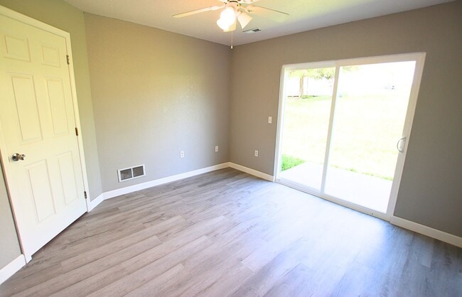 Building Photo - Fresh Duplex Living