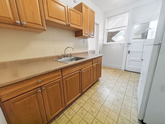Building Photo - 1304 W Rosemont Ave