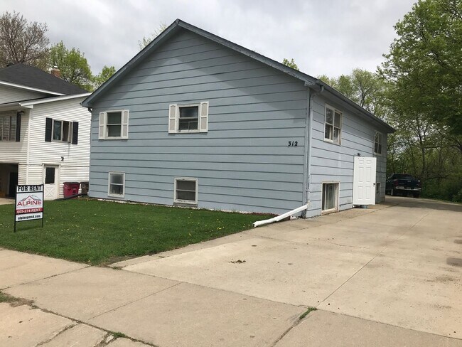 Building Photo - 312 N Spring Ave