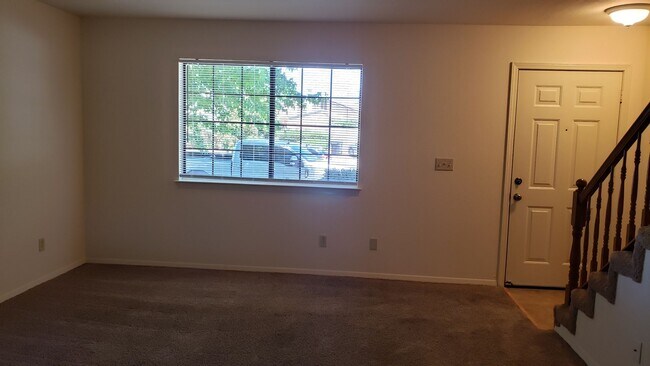 Building Photo - 417-423 Tiffany Drive