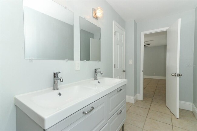Building Photo - 749 S Ridgewood Ave