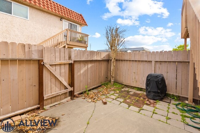 Building Photo - Renovated 2 Bedroom, 1 Bathroom Available ...