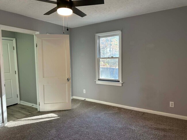 Building Photo - Charming 3 Bedroom 2 Bath for rent!!