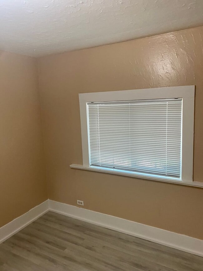 Building Photo - Recently updated - 4 Bedroom, 1 bath home ...
