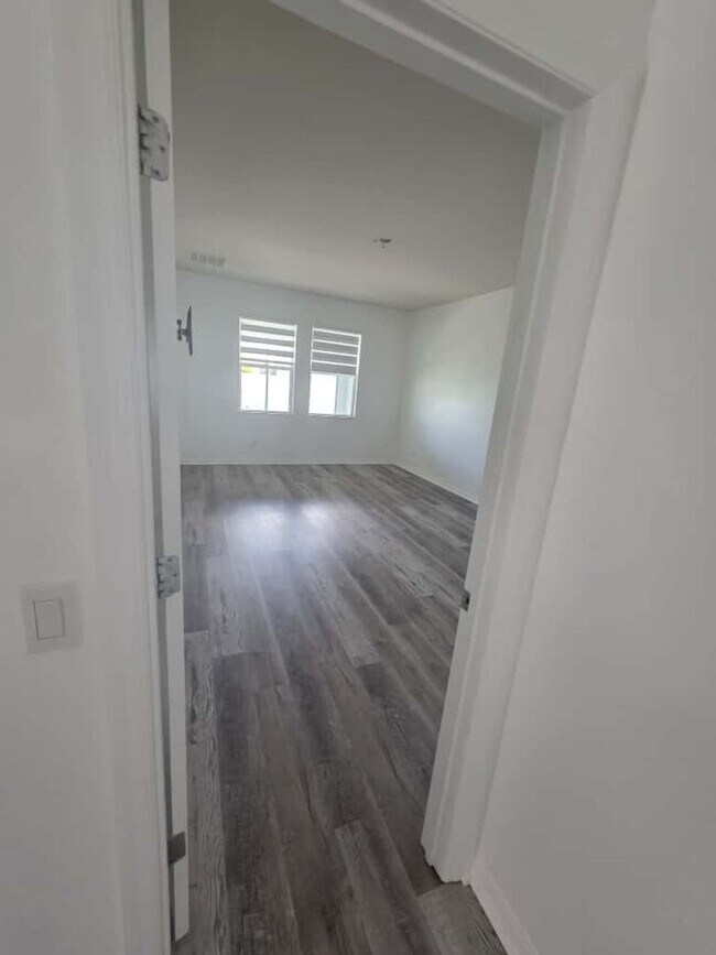 Building Photo - Beautiful house!  4/2 SINGLE FAMILY HOME