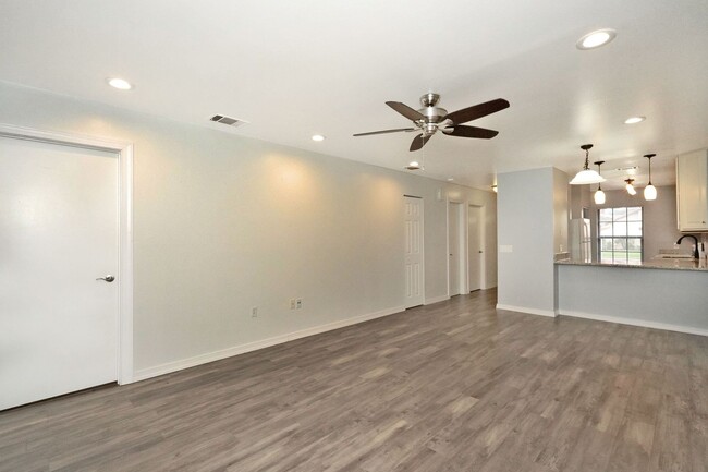 Building Photo - Beautiful townhome!