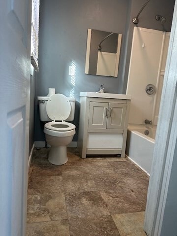 Building Photo - 581 Lakeview Ave