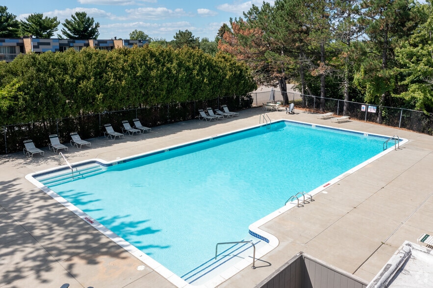 Swimming Pool - Ridgewood Apartments