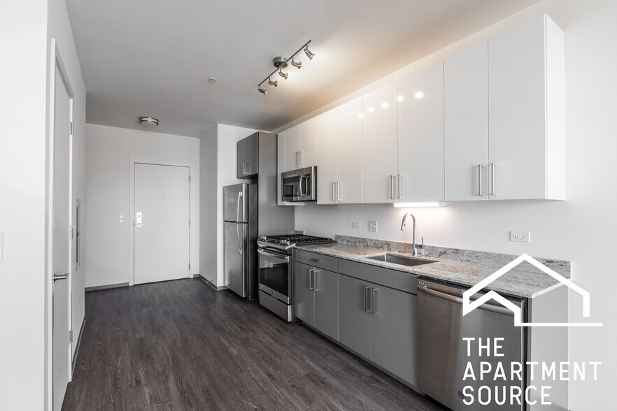 Building Photo - 2340 N California Ave