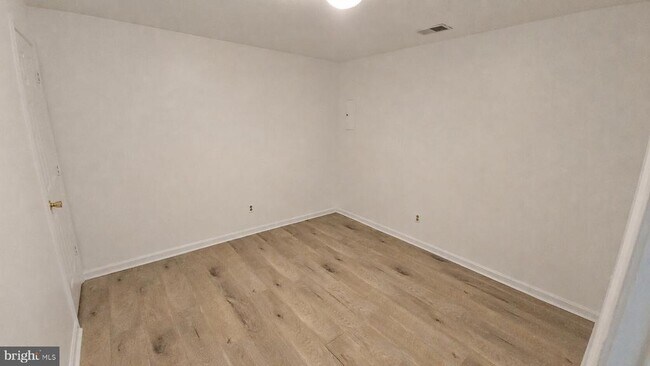 Building Photo - 120 Royalty Cir