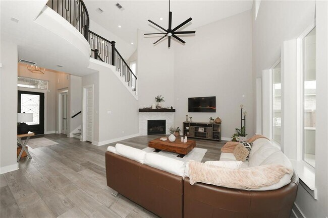 Building Photo - 413 Stratus View Ct