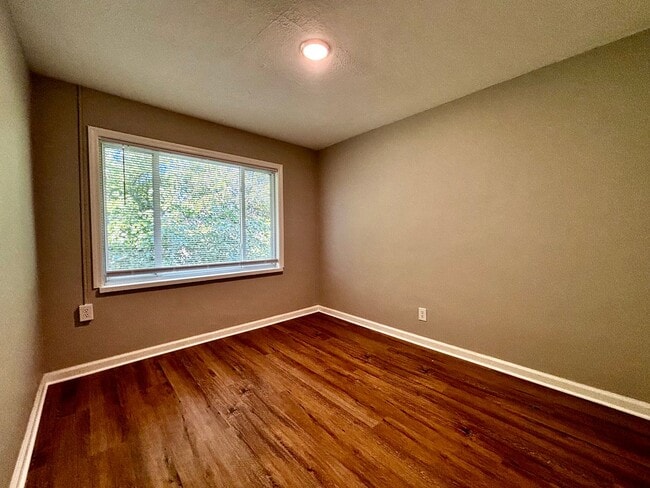 Building Photo - Spacious 3-Bed Townhome with Garage in Day...