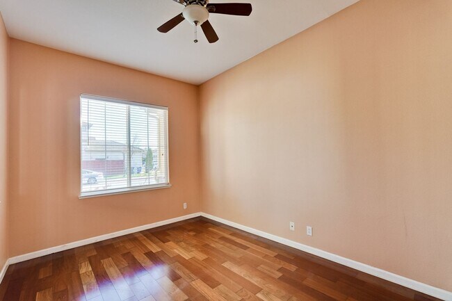 Building Photo - Spacious 3 Bedroom, 2 Bathroom Home with D...